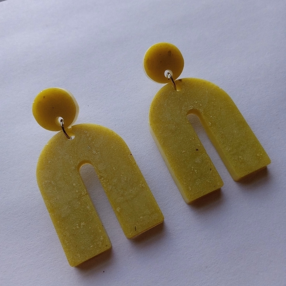 3/$45 Yellow resin earrings - Picture 3 of 4